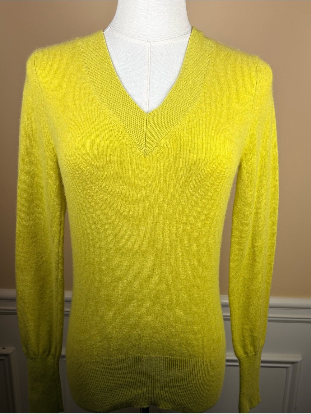 💚 Neiman Marcus 100% Cashmere Chartreuse V-Neck Sweater S